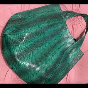 Green water, snake tote